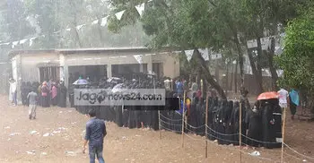 কক্সবাজারে বৃষ্টি উপেক্ষা করে চলছে ভোটগ্রহণ