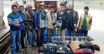 উপকূলে পাখি গুণছে জলচর