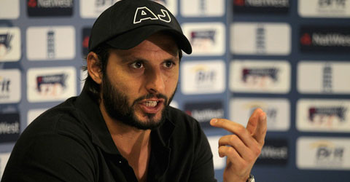 ভারতপ্রীতির জন্য আফ্রিদির বিরুদ্ধে লিগ্যাল নোটিশ