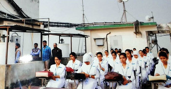 খোলা আকাশের নিচে গ্রাজুয়েট নার্সদের পাঠদান 