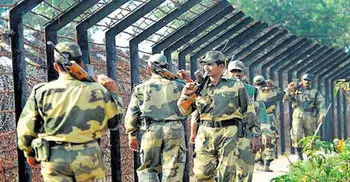 দুই বাংলাদেশিকে আটক করেছে বিএসএফ