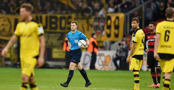 ম্যাচ শেষ হওয়ার আগেই মাঠ ছাড়লেন রেফারি