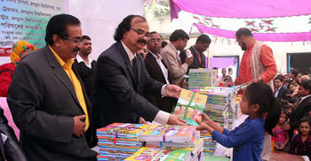 পোগোজ ল্যাবরেটরি স্কুল অ্যান্ড কলেজে ‘বই বিতরণ উৎসব’