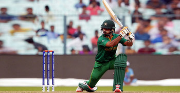 হাফিজ-শেহজাদে বড় সংগ্রহের পথে পাকিস্তান