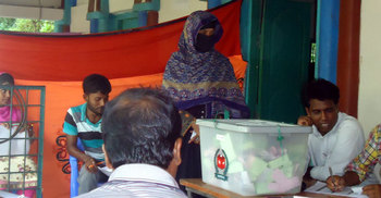 মসজিদের বারান্দায় ভোটকেন্দ্র!