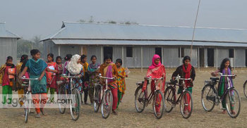 স্বাবলম্বী হওয়ার স্বপ্নে সাইকেল কন্যারা