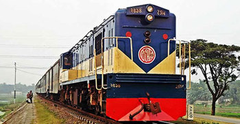 কালীগঞ্জে ট্রেনের ধাক্কায় সিএনজি খাদে পড়ে আহত ৩ 