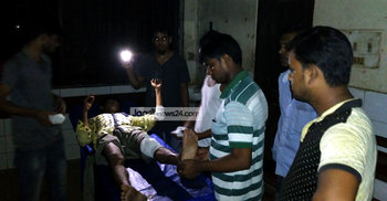 মোবাইল টর্চের আলোয় জরুরি চিকিৎসা