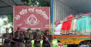 বেনাপোলে ১৩ কোটি টাকার ভারতীয় পোশাক আটক