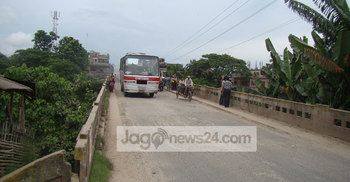 ঝুঁকিপূর্ণ হয়ে পড়েছে কপোতাক্ষ নদের সেতুটি