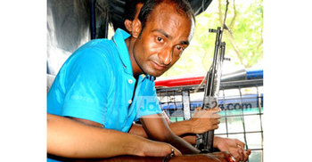 পুরোহিতকে হত্যার হুমকি : যুবক আটক