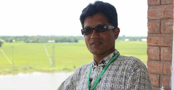 দূর আকাশের পাখিরাও আজ কাঁদে