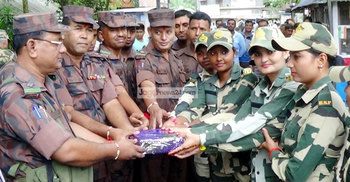 হিলি সীমান্তে বিজিবি-বিএসফের মধ্যে ‘রাখিবন্ধন’