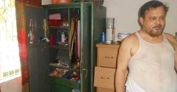 আ.লীগ নেতার বাড়ি থেকে অস্ত্র ও স্বর্ণালংকার লুট