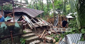 ফরিদপুরে ত্রাণ দিতে মোশাররফ ও মায়া