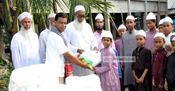 ফরিদপুরে এতিম শিশুদের মাঝে জাগো নিউজের ত্রাণ বিতরণ