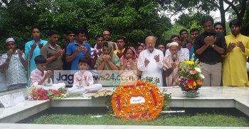 নুহাশ পল্লীতে হুমায়ুন আহমেদের মৃত্যুবার্ষিকী পালিত