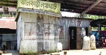ধর্মঘটে দুর্ভোগে পড়েছেন ঝালকাঠি বন্দরের ব্যবসায়ীরা