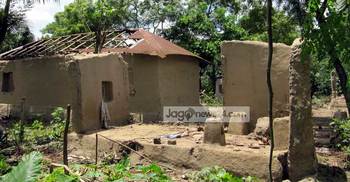 হারিয়ে যাচ্ছে গ্রামীণ শান্তির নীড় `মাটির ঘর`