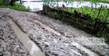 রাস্তা নয় যেন চাষের জমি
