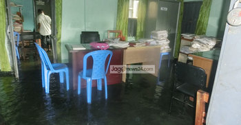 ঝিনাইদহ পৌর ভূমি অফিসে হাটু পানি