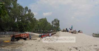 বালু উত্তোলনের মহোৎসব : হুমকির মুখে জনপদ
