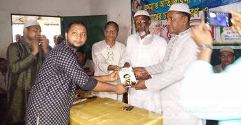 ছাত্রলীগের উদ্যোগে অসমাপ্ত আত্মজীবনী বিতরণ