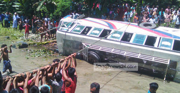 মাদারীপুরে যাত্রীবাহী বাস খাদে : আহত ১০