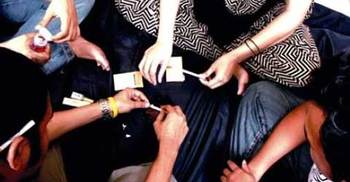 সিদ্ধিরগঞ্জে মাদকাসক্তদের নিয়ে বিপাকে পরিবার