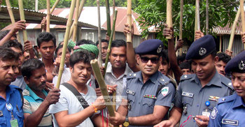 জঙ্গি তৎপরতা প্রতিরোধে পুলিশের লাঠি ও বাঁশি বিতরণ 