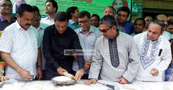 মানিকগঞ্জে বন্যার্তদের সাহায্যে রুটি কর্মসূচি