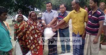 নীলফামারীতে বন্যার্তদের মাঝে চাল বিতরণ