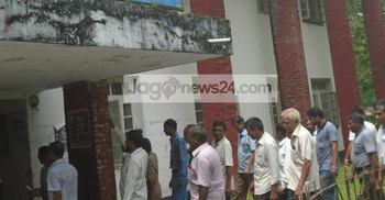 তিস্তা ব্যারাজের কর্মকর্তা কর্মচারীদের বিক্ষোভ