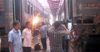 ঈদ উপলক্ষে ৬৫ রেল কোচের মেরামত চলছে