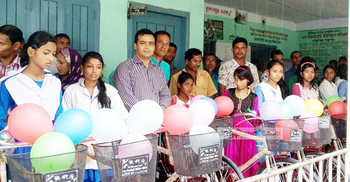 বাল্যবিবাহ প্রতিরোধে বাইসাইকেল বিতরণ