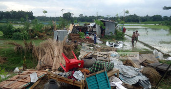 রাজবাড়ীতে ঘূর্ণিঝড়ে দুই শতাধিক ঘরবাড়ি বিধ্বস্ত