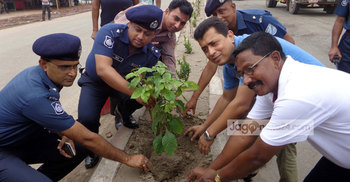 পুলিশের উদ্যোগে ফুলের চারা রোপণ