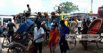 দৌলতদিয়ায় দীর্ঘ যানজটে দুর্ভোগে যাত্রীরা