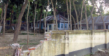 নদীগর্ভে বিলীনের পথে বাইতুল মামুর মসজিদটি