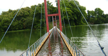 লেকের পানিতে ডুবে গেছে ঝুলন্ত সেতু 