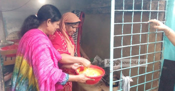 ইফতারি তৈরিতে ব্যস্ত গৃহিণীরা