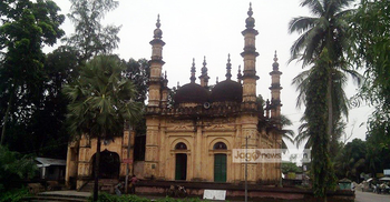 অযত্ন আর অবহেলার কবলে ঐতিহ্যবাহী শাহী মসজিদ