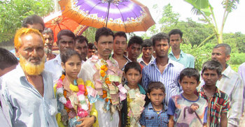 মেয়ের প্রচারণায় ইউপি সদস্য হলেন বাবা 