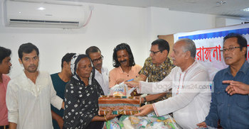 সিরাজগঞ্জে বীরাঙ্গনাদের মাঝে ঈদ সামগ্রী বিতরণ