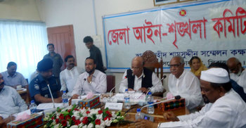 শীতাতপ নিয়ন্ত্রিত ঘর ছেড়ে বন্যার্তদের পাশে দাঁড়ান