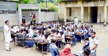 অফিস গাছতলায়, পাঠদান খোলা আকাশের নিচে