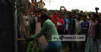 মাদক ব্যবসায়ীর বাড়ি গুঁড়িয়ে দিল জনতা