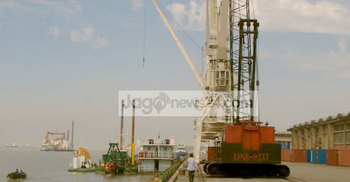 বৈরী আবহাওয়ায় মংলা বন্দরে পণ্য লোড-আনলোড বন্ধ 