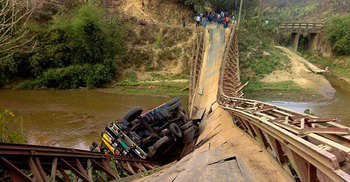ব্রিজ ভেঙে বান্দরবান-রাঙামাটি সড়ক যোগাযোগ বন্ধ
