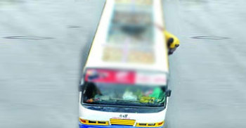 বাসের ছাদ থেকে পড়ে প্রাণ গেল যুবকের